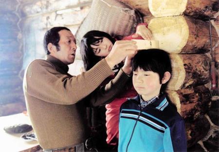 　ドラマ「北の国から」で中嶋朋子（中）、吉岡秀隆（右）と＝１９８３年（Ｃ）フジテレビ