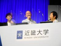 近大の入学式に参加した（右から）霜降り明星・せいや、コロコロチキチキペッパーズ・ナダル、西野創人＝東大阪市の近畿大学