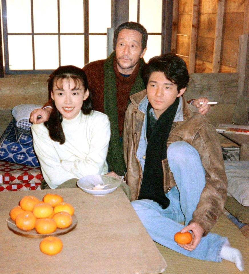 　ドラマ「北の国から」クランクアップで中嶋朋子（左）、吉岡秀隆と＝１９９２年３月