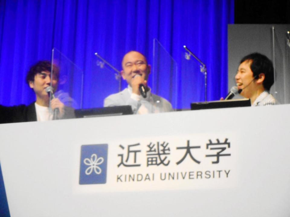 近大の入学式に参加した（右から）霜降り明星・せいや、コロコロチキチキペッパーズ・ナダル、西野創人＝東大阪市の近畿大学