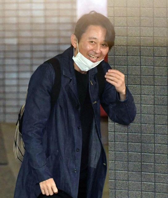有吉弘行 幸せです うれしい 報道陣に一礼して笑顔 芸能 デイリースポーツ Online