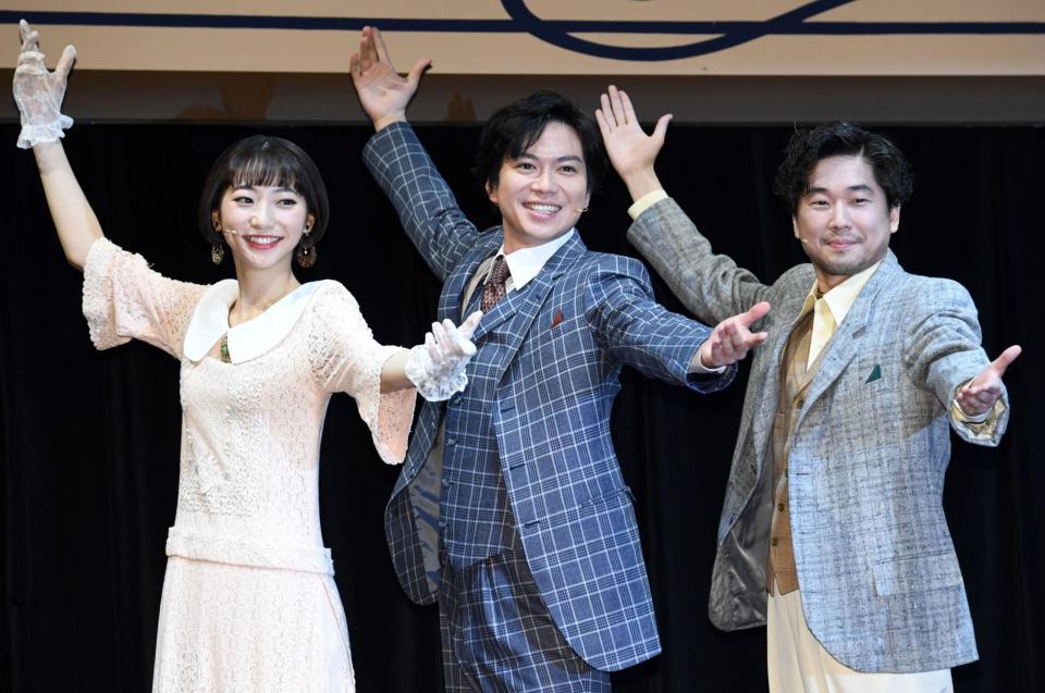 フォトセッションでポーズを決める（左から）武田玲奈、加藤シゲアキ、山崎樹範＝東京・新国立劇場（撮影・棚橋慶太）