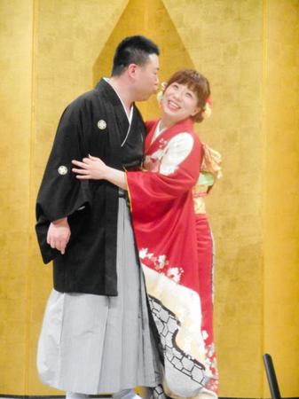 結婚会見を行った吉本新喜劇の清水啓之（左）と森田まりこ＝大阪・なんばグランド花月
