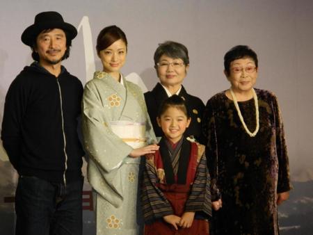 　「おしん」のキャスト発表会見に出席した（左から）冨樫森監督、上戸彩、濱田ここね、泉ピン子、橋田壽賀子氏＝２０１３年２月