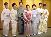 「渡る世間は鬼ばかり」最終シリーズ制作発表（中央）＝２０１０年９月