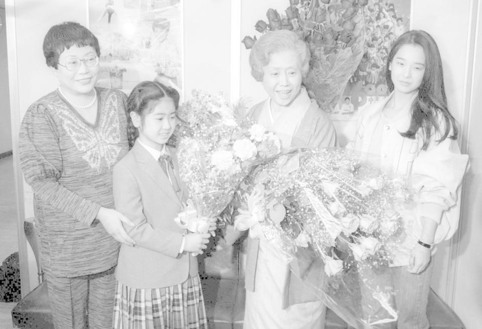 　「おしん」のクランクアップで（右から）田中裕子、乙羽信子さん、小林綾子に花束を贈る＝８４年２月