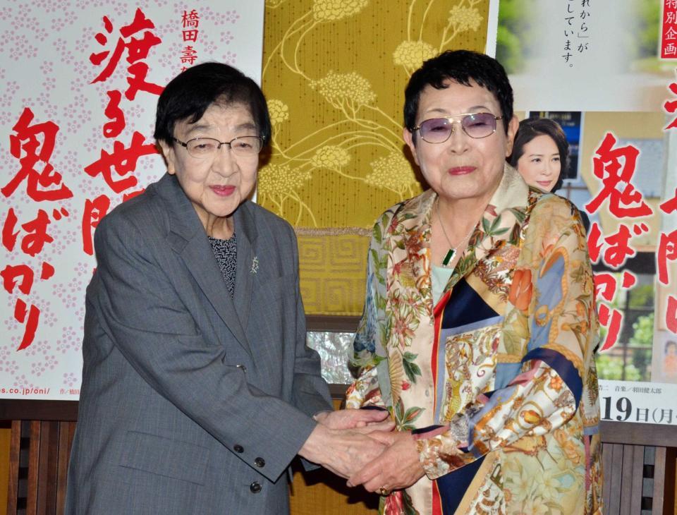 　石井ふく子プロデューサー（左）と握手を交わす＝２０１６年９月