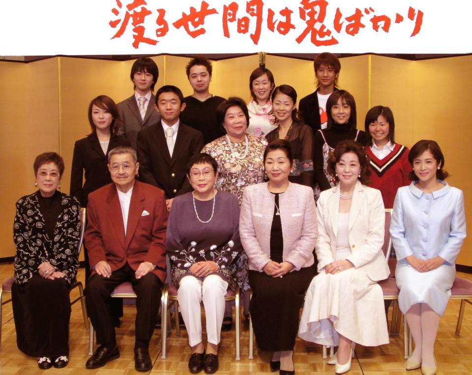 　「渡る世間は鬼ばかり」パート７の会見に出席した橋田壽賀子さん（前列左から３人目）＝２００３年１２月　