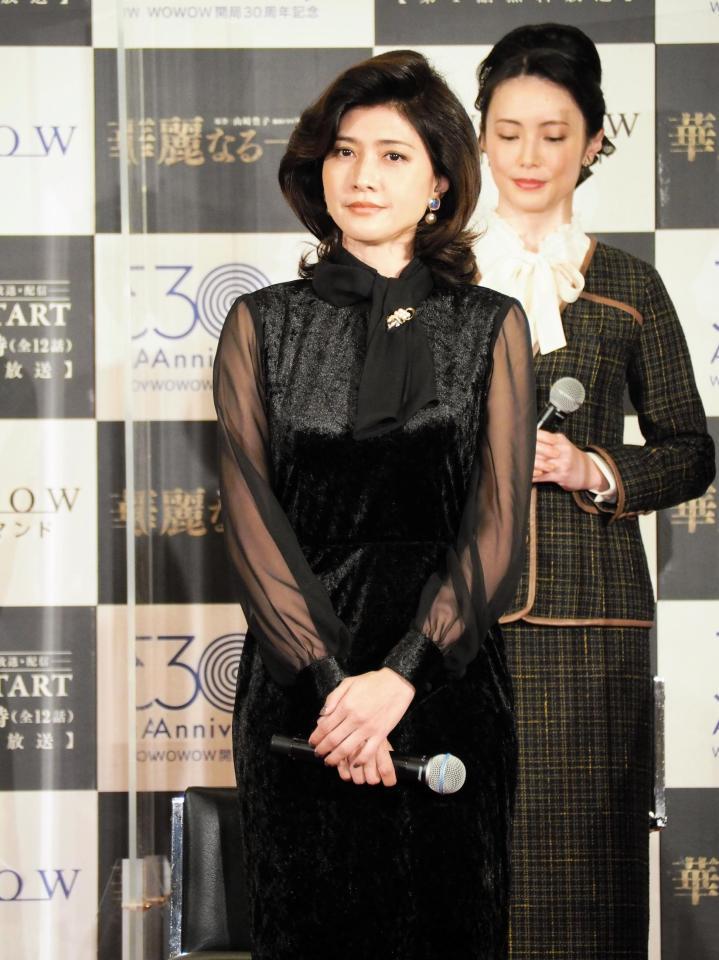 会見に登壇した内田有紀。後ろは美村里江＝都内