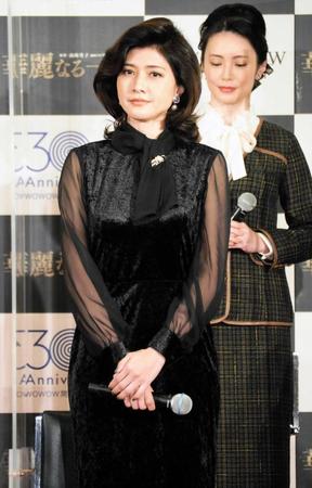 　会見に登壇した内田有紀。後ろは美村里江＝都内