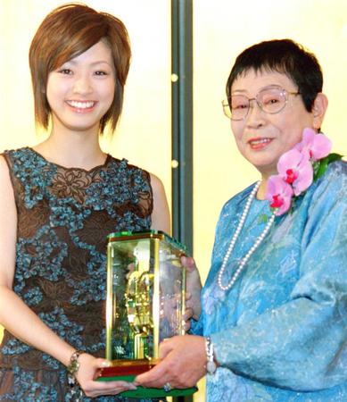 　橋田賞の授賞式で上戸彩（左）に時計を贈呈する橋田壽賀子さん＝２００３年５月