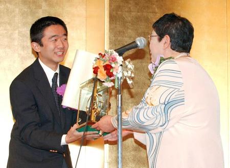 　橋田賞で橋田壽賀子さん（右）から表彰されるえなりかずき＝２００５年４月