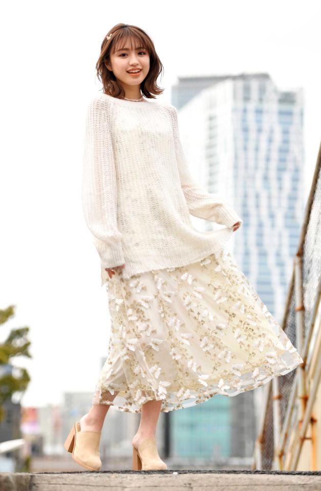 　笑顔でポーズを決める香音