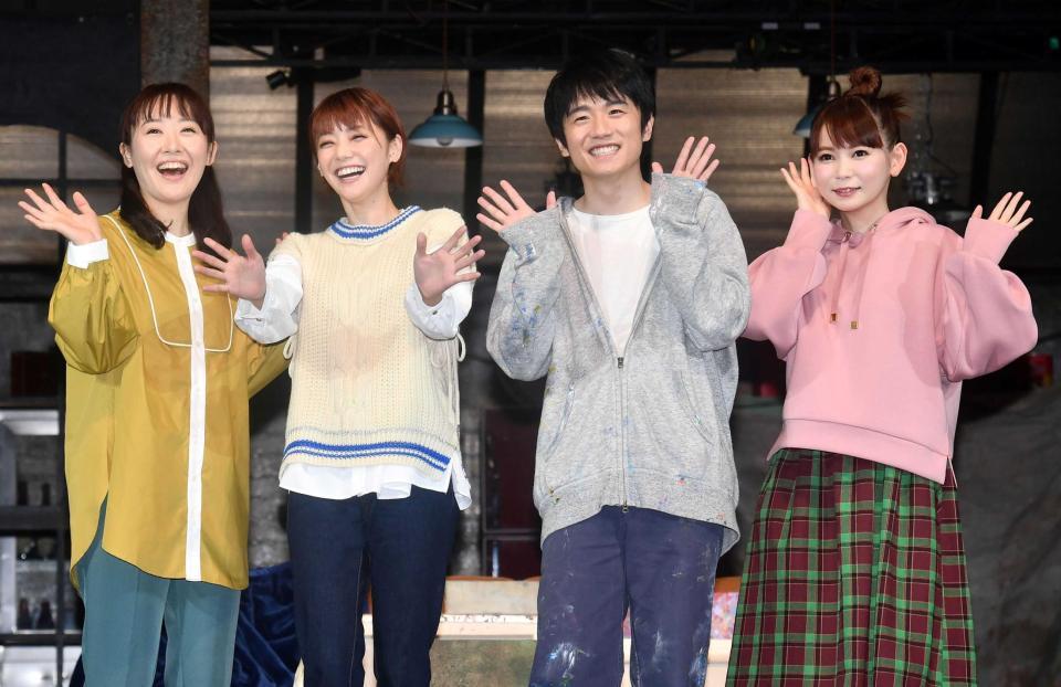 　笑顔で手を振る（左から）前田亜季、倉科カナ、風間俊介、中川翔子（撮影・高石航平）