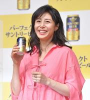 　ビールの試飲後に笑顔を見せる松嶋菜々子