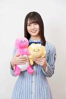 　公式アンバサダーに就任し恐竜グッズもデザインした日向坂４６・小坂菜緒