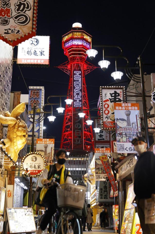 　医療非常事態宣言が出され、赤色にライトアップされた大阪・新世界の通天閣＝７日午後６時５４分