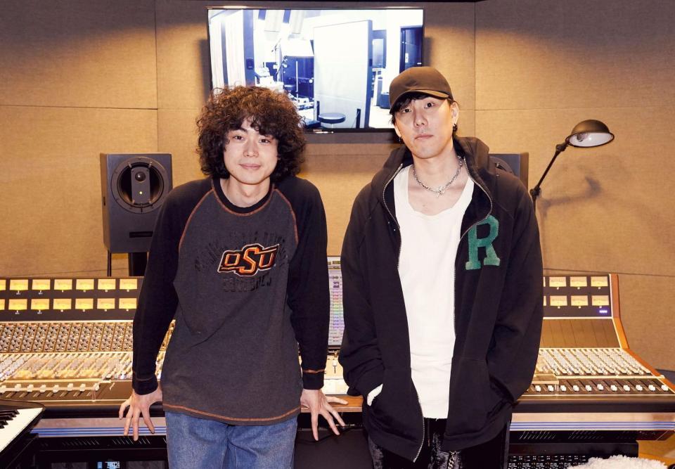 　主題歌のレコーディングに臨む菅田将暉（左）とＲＡＤＷＩＭＰＳ・野田洋次郎