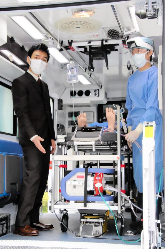 　ＥＣＭＯ（手前下）を載せたドクターカーの車内に入った草なぎ剛（左）＝東京・根津