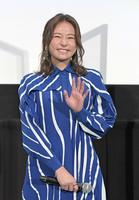 　舞台あいさつに登場し笑顔で手を振る木村文乃＝新宿バルト９（撮影・三好信也）