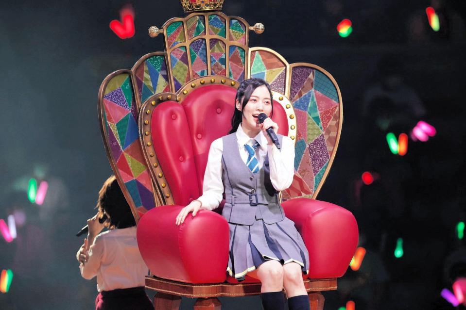 　女王の椅子に座り歌唱する松井珠理奈＝日本ガイシホール（Ｃ）２０２１　Ｚｅｓｔ，Ｉｎｃ．／ＡＥＩ
