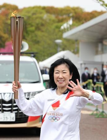 聖火を手に笑顔で走るハイヒール・リンゴ（代表撮影）