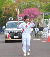 聖火を手に万博記念公園内を走る片岡愛之助（撮影・高部洋祐）
