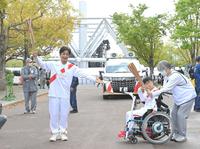 聖火リレーを行い、トーチキスをする片岡愛之助（左）＝撮影・高部洋祐