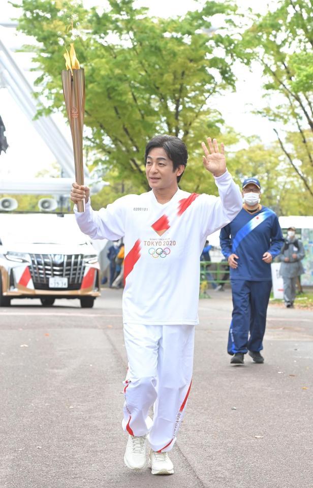 聖火リレーを行う片岡愛之助（撮影・高部洋祐）