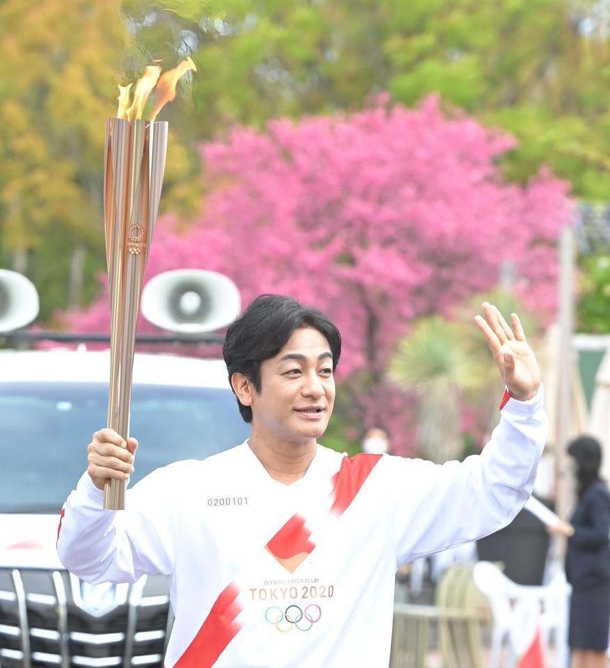 聖火を手に万博記念公園内を走る片岡愛之助（撮影・高部洋祐）