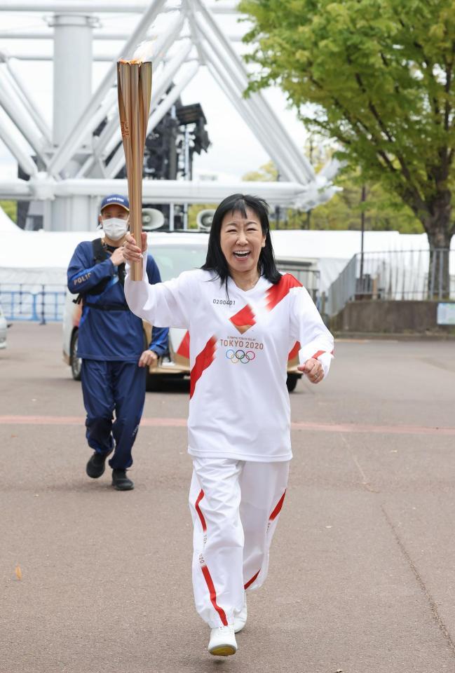 聖火を手に笑顔で走るハイヒールのリンゴ（代表撮影）