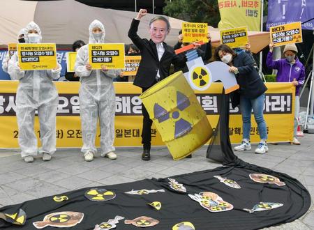 　ソウルの日本大使館周辺で抗議する韓国の環境団体（共同）