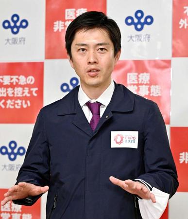 　大阪府庁で取材に応じる吉村洋文知事　