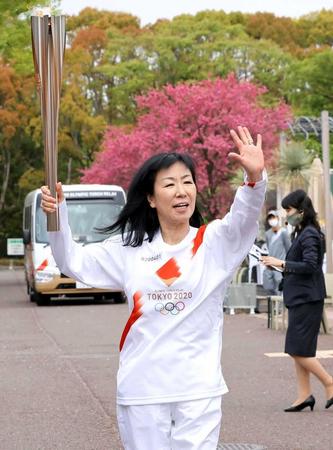 　笑顔で手を振るハイヒール・リンゴ＝大阪府吹田市の万博記念公園（代表撮影）  