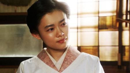 寛治の話を聞く千代（杉咲花）