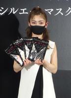 “小顔マスク”を着用し、ＰＲする井上咲楽＝東京・渋谷区