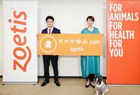 　愛犬・モフちゃんとイベントに参加した田中美保（右）と、伊從慶太医師