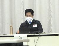 対策本部会議に出席した吉村洋文大阪府知事＝１４日夜、大阪府庁