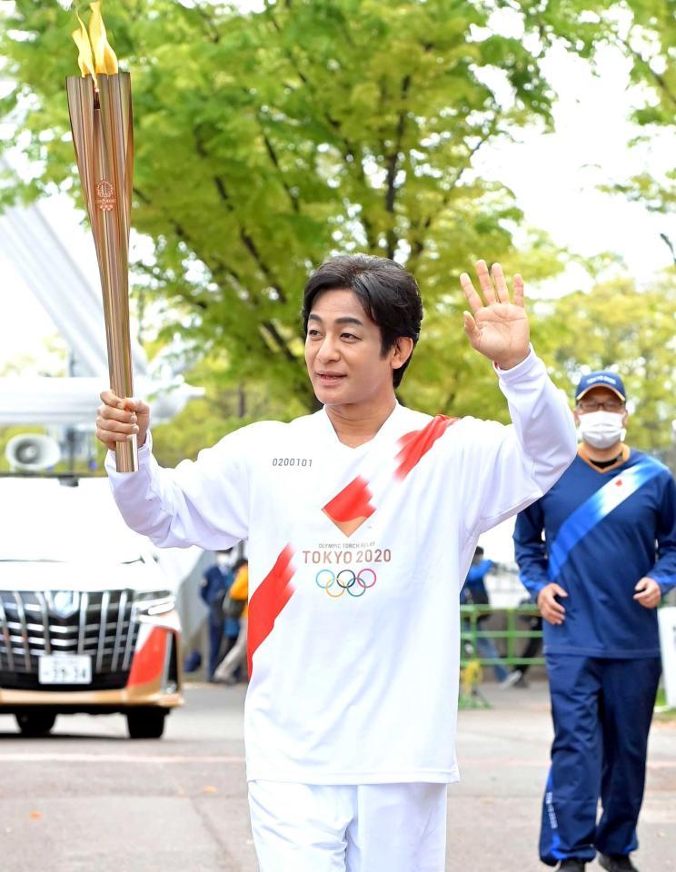 　手を振りながら走る片岡愛之助（代表撮影）