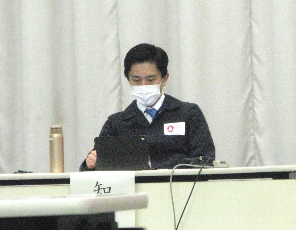 対策本部会議に出席した吉村洋文大阪府知事＝１４日夜、大阪府庁