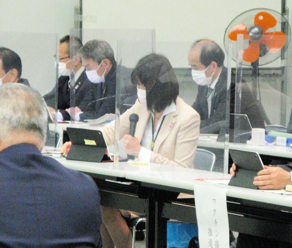 対策本部会議に出席した大阪府・藤井睦子健康医療部長（右から２人目）ら関係者＝大阪府庁