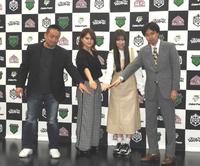 　東京女子プロレスへの本格参戦に意気込む荒井優希（右から２人目、左から高木三四郎氏、山下実優選手、右は甲田哲也氏＝都内