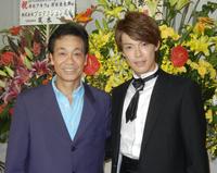 　清水アキラ（左）と良太郎容疑者＝２０１２年７月