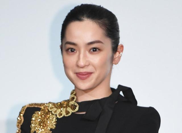 大幅値下げ☆正規品☆大人気CELINEツイステッドカバ青×白 中村アンさん