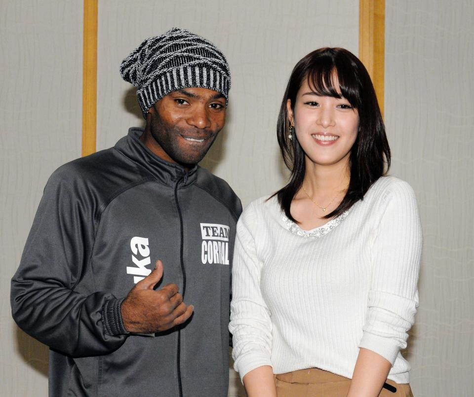 ２０１６年１２月撮影、ジェスレル・コラレスと記念撮影したテレビ東京（当時）の鷲見玲奈アナ（右）＝東京・グランドパレス（撮影・開出牧）