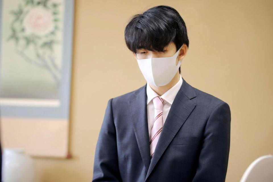 　第34期竜王戦ランキング戦２組の決勝の対局に臨む藤井聡太二冠＝16日、東京都渋谷区の将棋会館（日本将棋連盟提供）