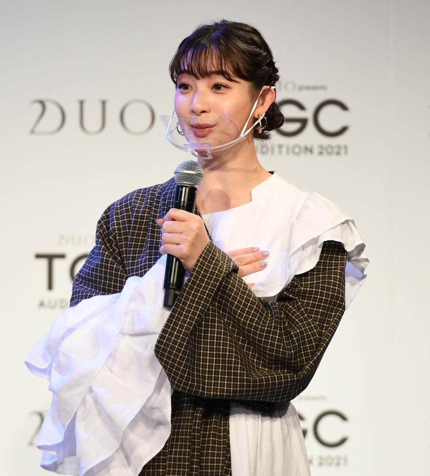 審査員を務め候補者にエールを送る足立梨花＝東京・ベルエポック美容専門学校（撮影・開出牧）