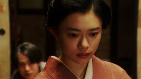 一平（成田凌）と話をする千代（杉咲花）