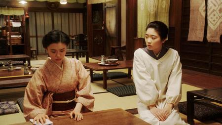 みつえ（東野絢香・右）と話をする千代