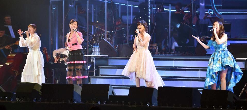 　「１７歳」を熱唱する（左から）武藤彩未、早見優、松本伊代、森口博子